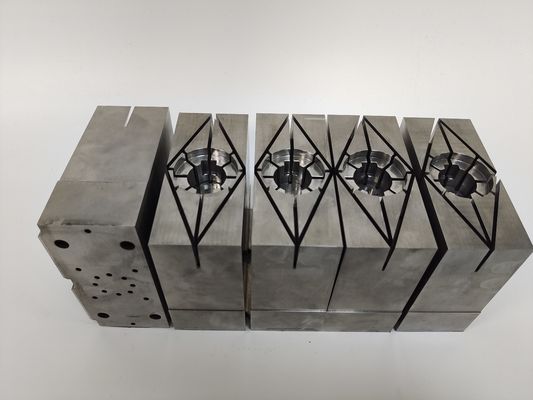 H13 (1.2344) 精密型模具コア 注射ツール用の硬化挿入物